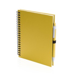 Libreta A5 de anillas con tapas decart&oacute;n reciclado. 70 hojas y bol&iacute;grafo incluido. Medidas: 15 x 18,2 cm. Marcaje: Serigraf&iacute;a 1