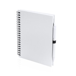 Libreta A5 de anillas con tapas decartón reciclado. 70 hojas y bolígrafo incluido. Medidas: 15 x 18,2 cm. Marcaje: Serigrafía 1