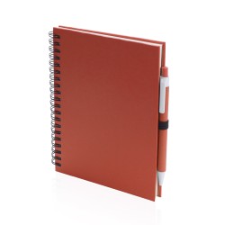 Libreta A5 de anillas con tapas decartón reciclado. 70 hojas y bolígrafo incluido. Medidas: 15 x 18,2 cm. Marcaje: Serigrafía 1