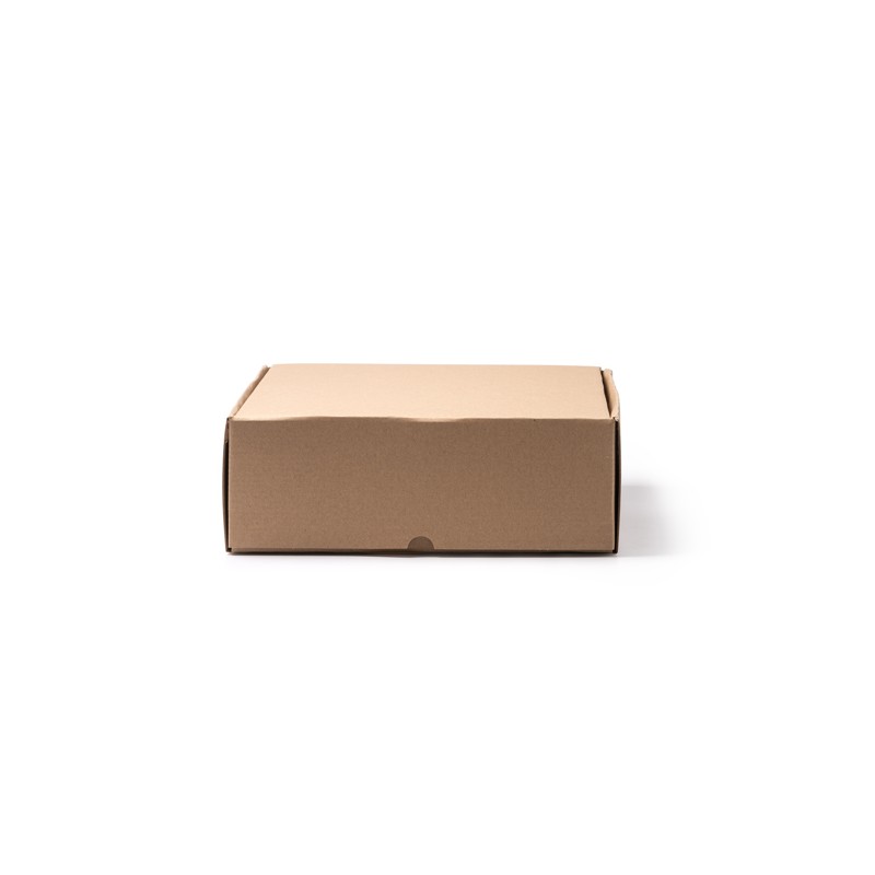 Caja de regalo de carton kraft grande cerrada sobre fondo blanco