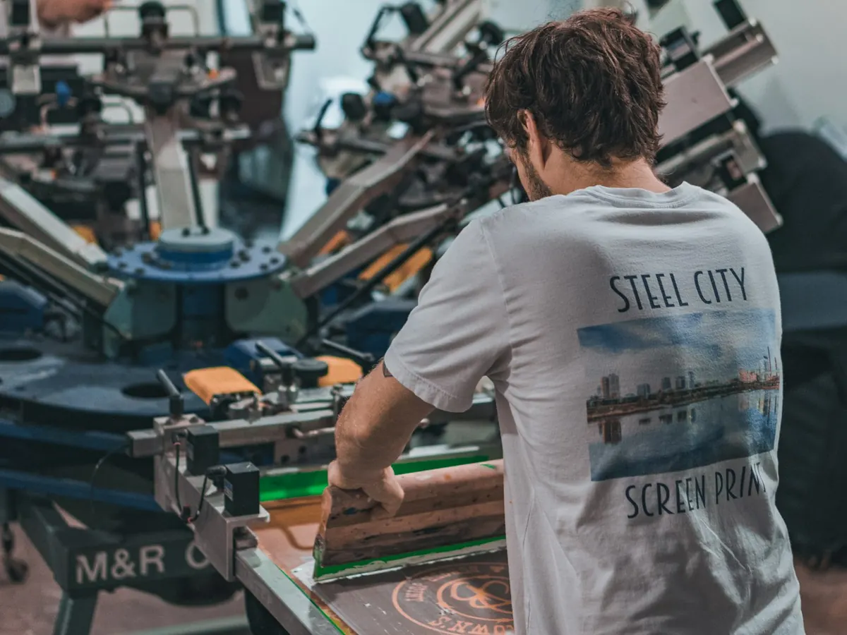 Taller de serigrafía textil con una máquina de carrusel