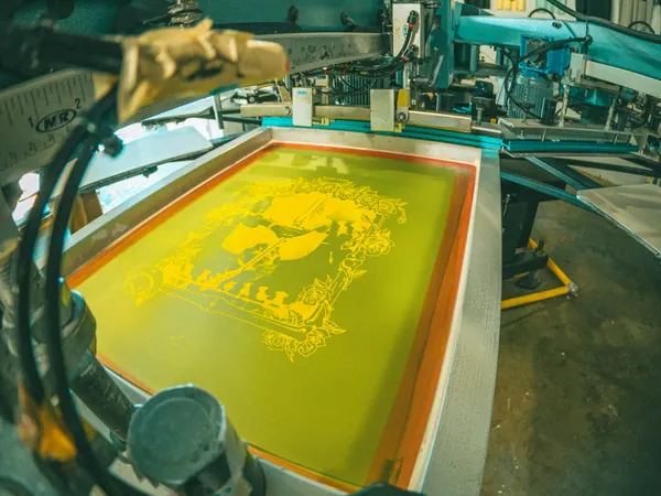 Pantalla de serigrafía con tinta amarilla