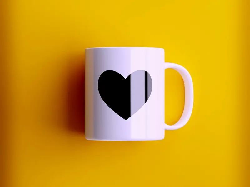 Taza blanca con un diseño impreso sobre fondo amarillo