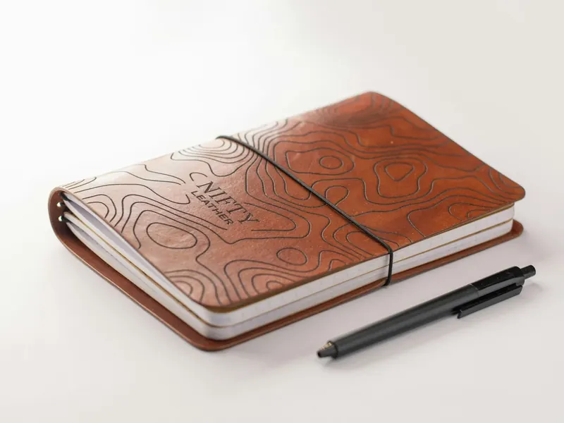 Libreta de piel con el diseño grabado en bajorrelieve