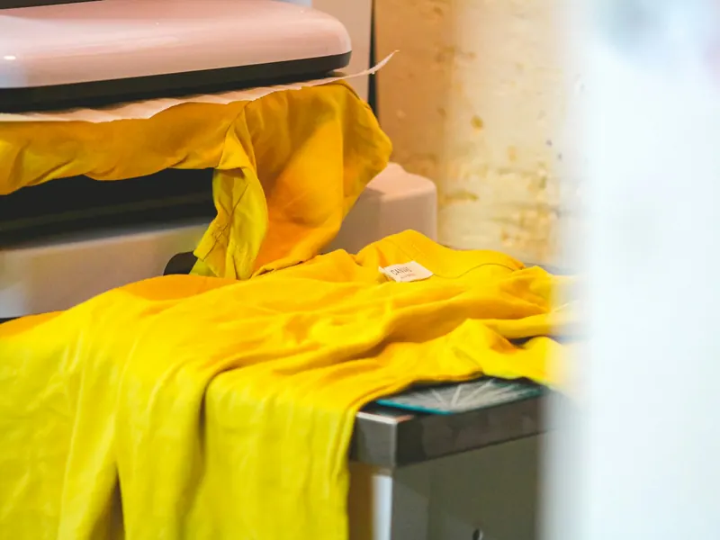 Camiseta en una plancha térmica para aplicar un transfer
